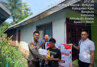 Pekebun ini Terima Bansos dari Polsek Tanjung Kemuning
