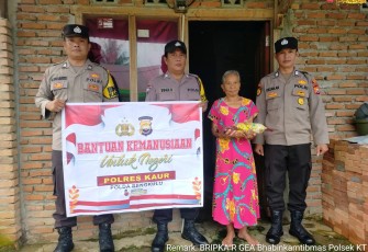 Polsek Kaur Tengah Salurkan Bansos kepada Lansia Sebatang Kara Kurang Mampu
