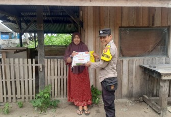 IRT ini Terima Bansos dari Polsek Kaur Selatan