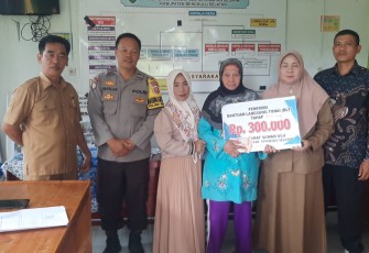 Bhabinkamtibmas Kawal Penerimaan  BLT-DD Desa Darat Sawah Ulu Kecamatan Seginim