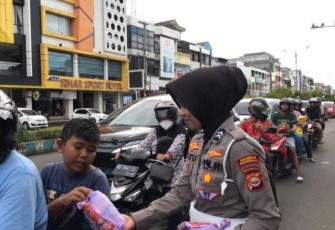 Polresta Bengkulu Berbagi 300 Takjil di Simpang 5 Ratu Samban