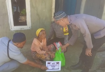 Polsek Lebong Tengah Salurkan Bansos 