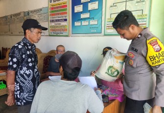 Bhabinkamtibmas Polsek Rimbo Pengadang Hadiri Penyaluran Distribusi Cadangan Beras Pemerintah untuk Bantuan Pangan