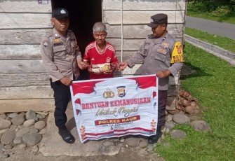 Warga Desa Tuguk Terima Bansos dari Polsek Kaur Tengah