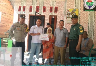 Bhabinkamtibmas Polsek Kotapadang Berikan Pengamanan Penyaluran BLT-DD di Desa Tanjung Gelang 