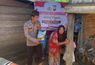 Lansia 83 Tahun Terima Bansos dari Polsek Kaur Utara