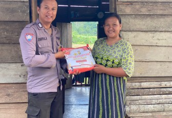 Polsek Muara Sahung Kembali Salurkan Bansos, Kali ini Untuk Ibu Ria