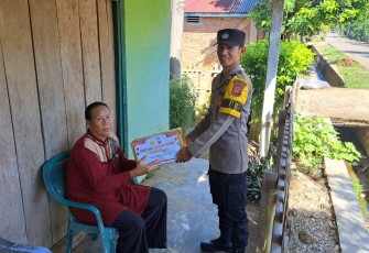 Bantu Ringankan Beban Masyarakat, Kapolsek Kedurang Berikan Bantuan Sembako 