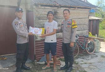 Polsek Kaur Selatan Salurkan Bansos ke Bapak Yulian Iskandar