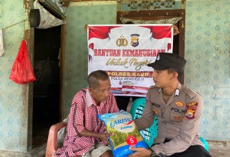 Lansia Hampir Seabad Terima Bansos dari Polsek Kaur Utara