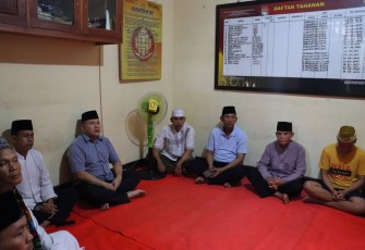 Kapolres Bengkulu Selatan Ajak Para Tahanan Buka Bersama 