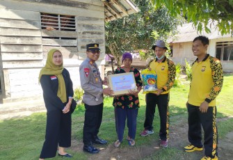 Kapolsek Putri Hijau Berserta Jajaran Salurkan Bansos Kepada Masyarakat