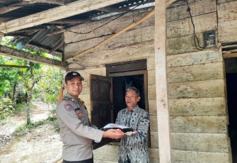 Petani Warga Desa Tri Tunggal Terima Bansos dari Polsek Muara Sahung