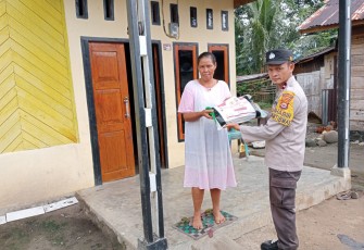Hidup Sendirian, Ibu Hasmi Terima Bansos dari Polsek Kaur Utara