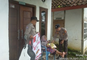 Lansia 82 Tahun Terima Bansos dari Polsek Kaur Tengah