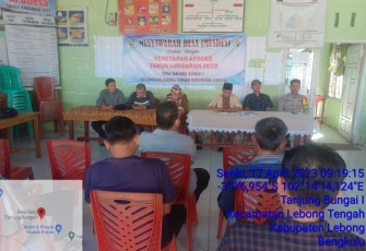 Bhabinkamtibmas Polsek Lebong Tengah Sambang dan Monitoring Penetapan APBDES Tanjung Bunga I