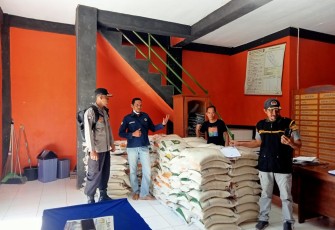 Bhabinkamtibmas Polsek Lais Monitoring Pendistribusian Bantuan Beras Cadangan Pangan Pemerintah