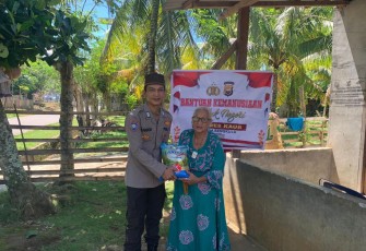 Lansia Warga Desa Gunung Agung Terima Bansos dari Polsek Kaur Utara