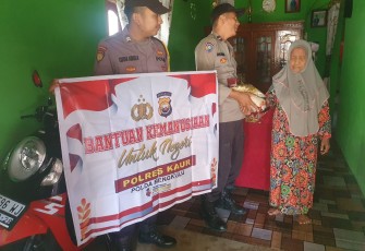 Janda Lansia dan Buta Terima Bansos dari Polsek Kaur Tengah