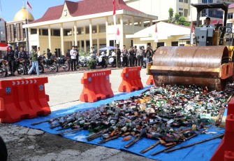 Polda Bengkulu Musnahkan BB Ribuan Botol Miras Hasil Operasi Pekat