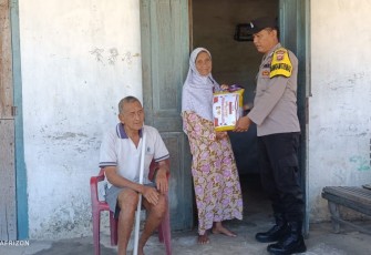 Warga Desa Sekunyit Terima Bansos dari Polsek Kaur Selatan