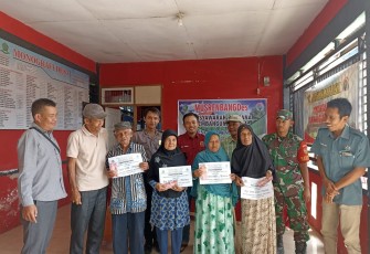 Bhabinkamtibmas Polsek Lebong Utara Hadiri Pembagian BLT DD