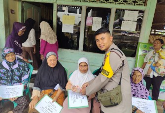 Bhabinkamtibmas Polsek Rimbo Pengadang Hadiri Pembagian BLT DD
