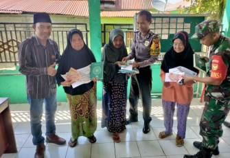 Bhabinkamtibmas Polsek Lebong Utara Hadiri Pembagian BLT DD di Desa Kampung Muara Aman