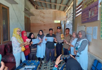 Bhabinkamtibmas Polsek Lebong Tengah Monitoring Pembagian BLT DD