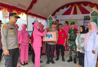 Kapolres Mukomuko dan Bhayangkari Berikan Bingkisan kepada Petugas Pos Lebaran 