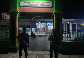 Polsek Padang Ulak Tanding Berikan Pengamanan Salat Tarawih 