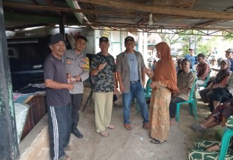 Bhabinkamtibmas Hadiri Penyaluran BLT DD di Desa Talang Donok I