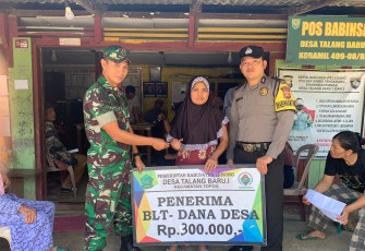 Bhabinkamtibmas Polsek Rimbo Pengadang Hadiri Penyaluran BLT DD Desa Talang Baru I
