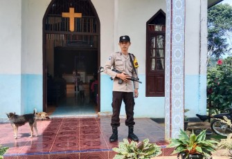 Polsek Padang Ulak Tanding Berikan Pengamanan Ibadah Gereja GKII Kasie Kasubun