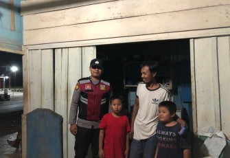 Jalin Silaturahmi, Personel Polsek Batik Nau Halal Bihalal Ke Rumah Warga 
