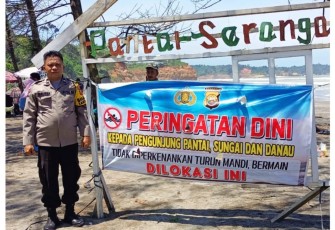 Personel Polsek Batik Nau Pasang Spanduk Dilarang Mandi di Pantai