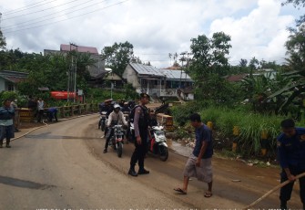 Bersama Warga, Sat Samapta Polres Rejang Lebong Bersihkan Genangan Air Sisa Banjir 