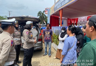 Polres Seluma Berangkatkan 8 Warga Mudik Gratis