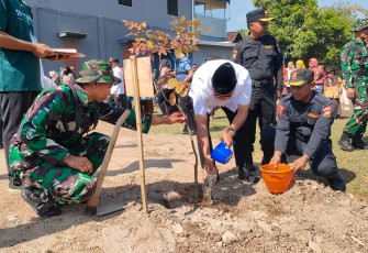 Usai upacara pembukaan TMMD Reg ke-117, Bupati Karanganyar melaksanakan tanam pohon