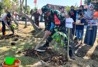 Dansatgas TMMD Reg ke-117 tahun 2023 Kodim 0727/Karanganyar melaksanakan tanam pohon usai upacara pembukaan TMMD