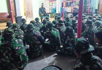 "Dansatgas TMMD Reg ke-117 Kodim Karanganyar Letkol Inf Andri Army Yudha Ardhitama, S.I.P sedang memberikan pengarahan kepada anggota Satgas TMMD"