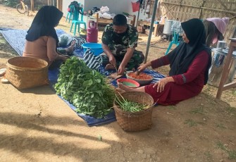 "Anggota Satgas TMMD Reg ke-117 Kodim Karanganyar membantu kegiatan ibu ibu meracik sayuran di lokasi Dapur Umum"