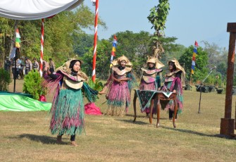 "Pembukaan TMMD Reg ke-117 desa Gentungan kecamatan Mojogedang kabupaten Karanganyar makin meriah dengan hadirnya pertunjukan tari Bothoklo"
