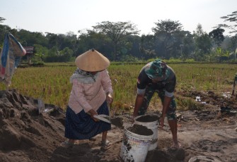 "Nenek Sawiyah sedang bekerja bersama seorang Satgas TMMD Reg ke-117 desa Gentungan kecamatan Mojogedang"