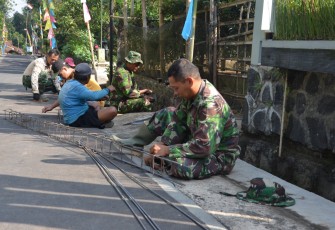 "Kebersaam satgas TMMD dengan warga desa Gentungan"