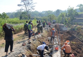 "Warga desa Gentungan dan Satgas TMMD penuh semangat bahu-membahu dalam bekerja"