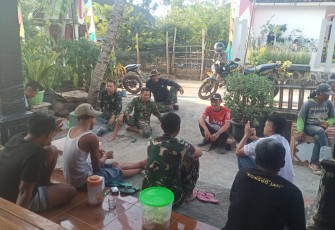 "Satgas TMMD Reg Desa Gentungan tengah ngobrol santai bersama warga diselasela istirahat"