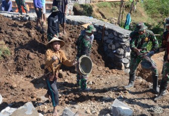 "Kakek Sutopo warga Mojogedang tampak semangat ikut bangun jembatan"