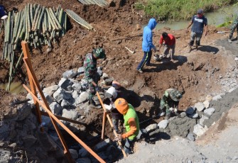 "Pengerjaan talud jalan oleh Satgas TMMD Reg ke 117 desa Gentungan"