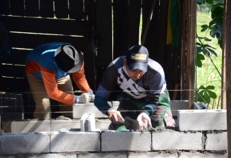 "Anggota Satgas TMMD Reg ke-117 desa Gentungan sedang mengerjakan pekerjaan pembuatan Jamban"